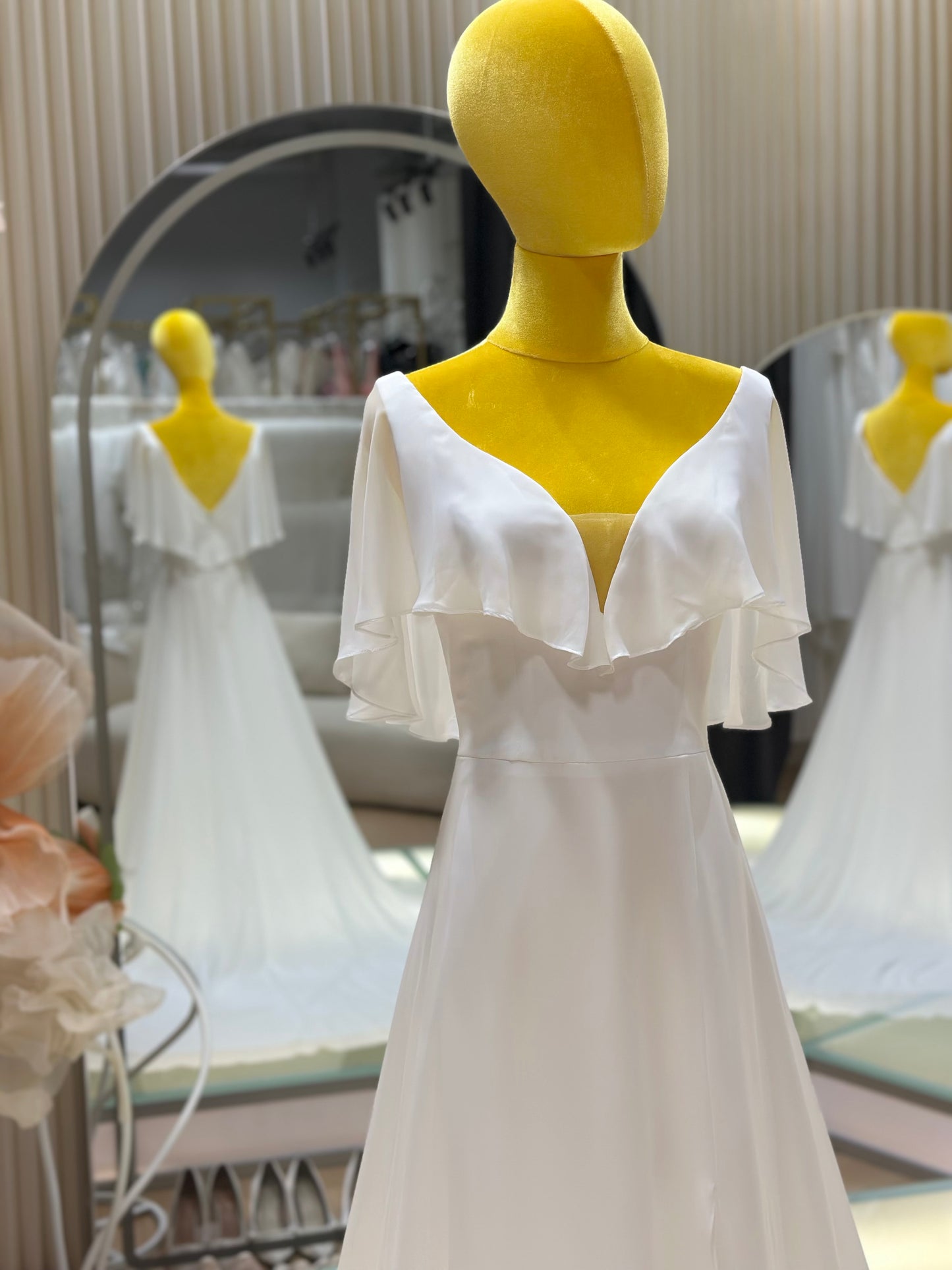 BG-WED-AME-10116 WEDDING GOWN FABRIC PLAIN WITH PLEATED SIZE M BUST 84 WAIST 69