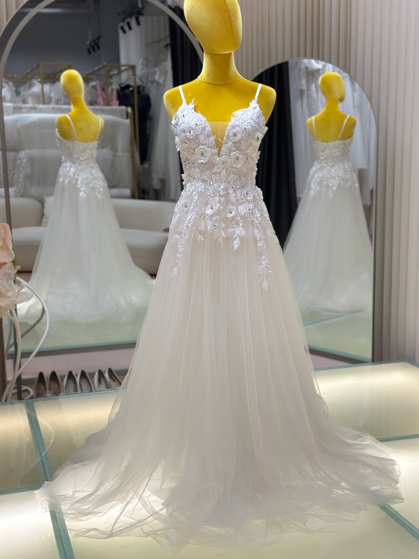 BG-WED-AME-10126 WEDDING GOWN FABRIC HALF LACE WITH BEADS SIZE M BUST 85 WAIST 69