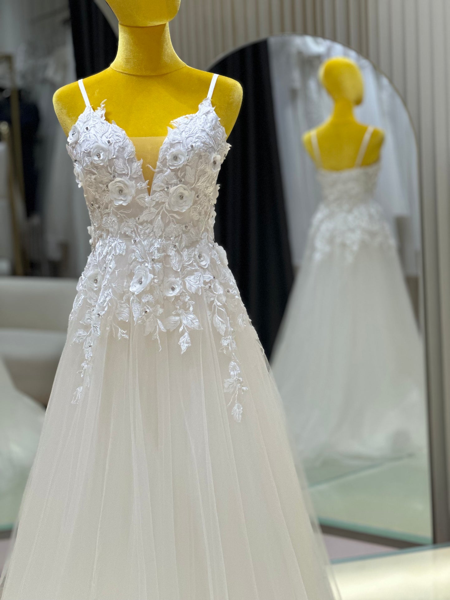 BG-WED-AME-10126 WEDDING GOWN FABRIC HALF LACE WITH BEADS SIZE M BUST 85 WAIST 69