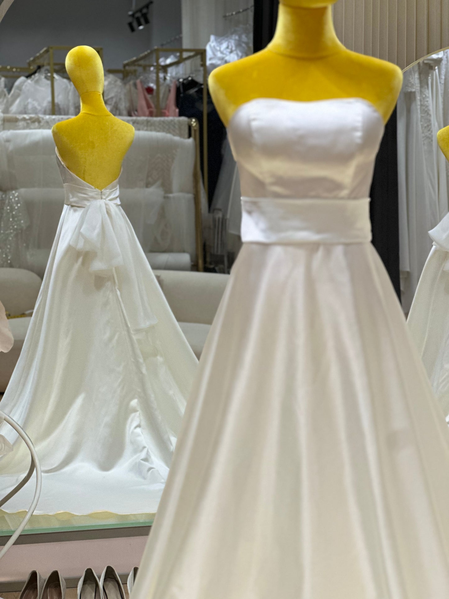 BG-WED-AME-10135 WEDDING GOWN FABRIC PLAIN WITH PLEATED SIZE S BUST 82 WAIST 68