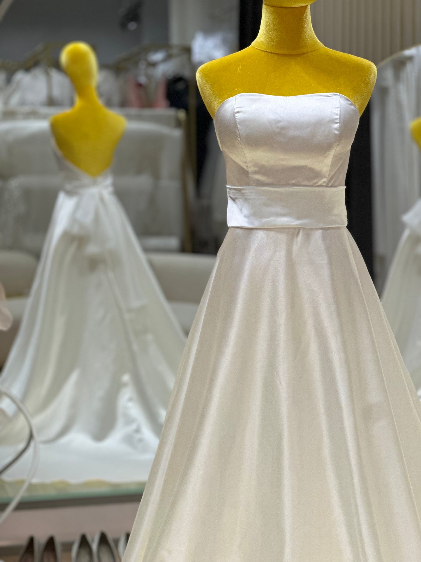 BG-WED-AME-10135 WEDDING GOWN FABRIC PLAIN WITH PLEATED SIZE S BUST 82 WAIST 68