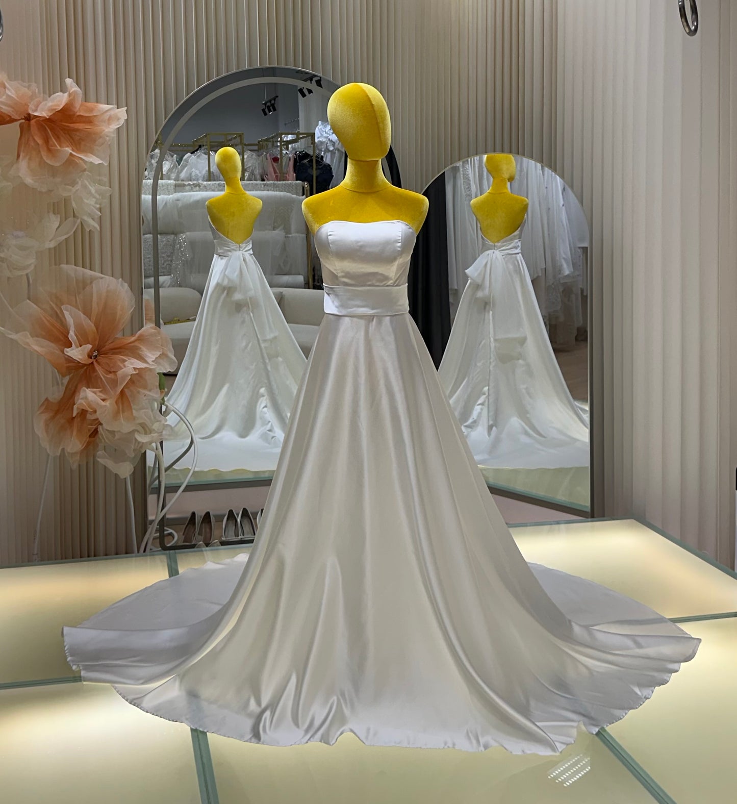 BG-WED-AME-10135 WEDDING GOWN FABRIC PLAIN WITH PLEATED SIZE S BUST 82 WAIST 68