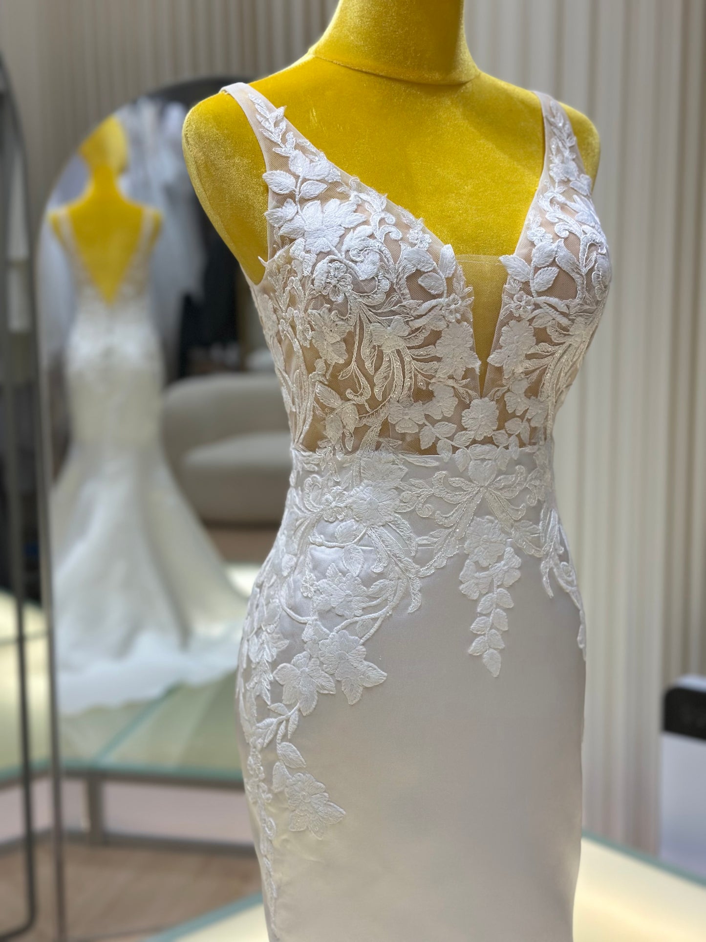 BG-WED-AME-10153 WEDDING GOWN LUX FABRIC HALF LACE SIZE M BUST 84 WAIST 68