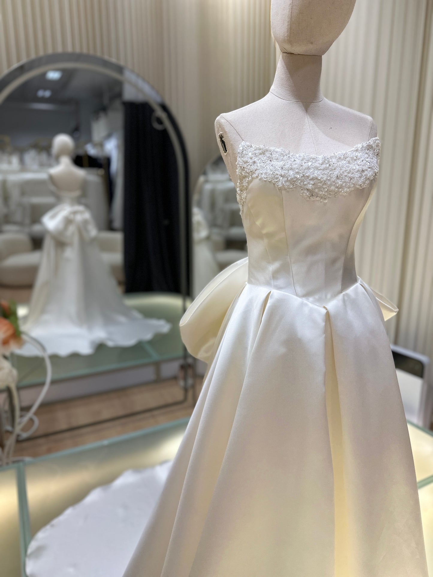 BG-WED-AME-10156 WEDDING GOWN LUX FABRIC HALF LACE WITH BEADS SIZE M-XL BUST 84-90 WAIST 68-76