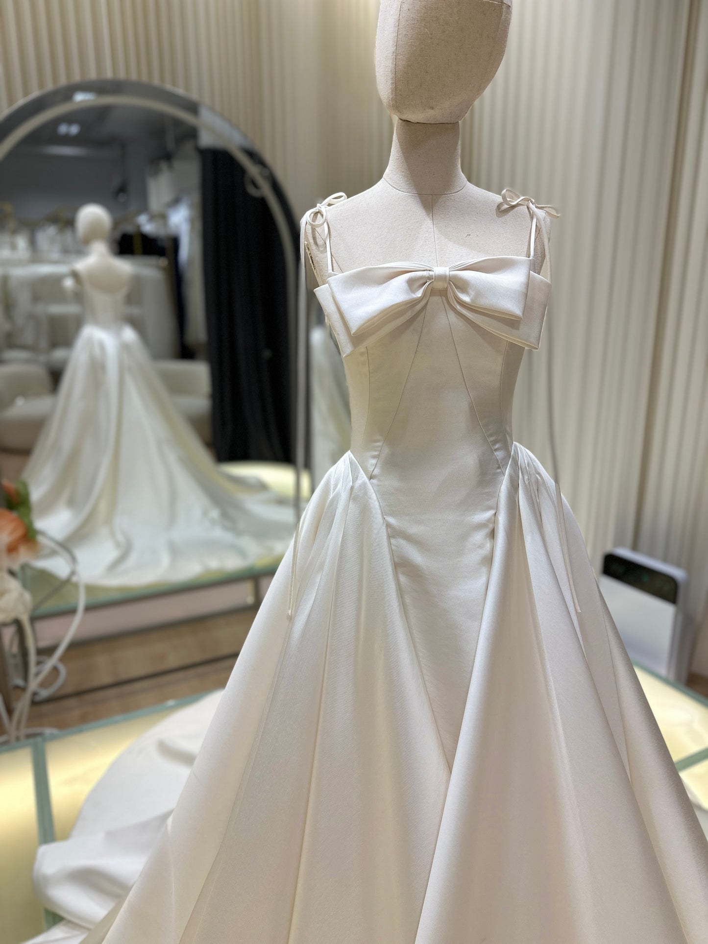 BG-WED-AME-10158 WEDDING GOWN LUX FABRIC PLAIN WITH BOW SIZE S BUST 82 WAIST 66