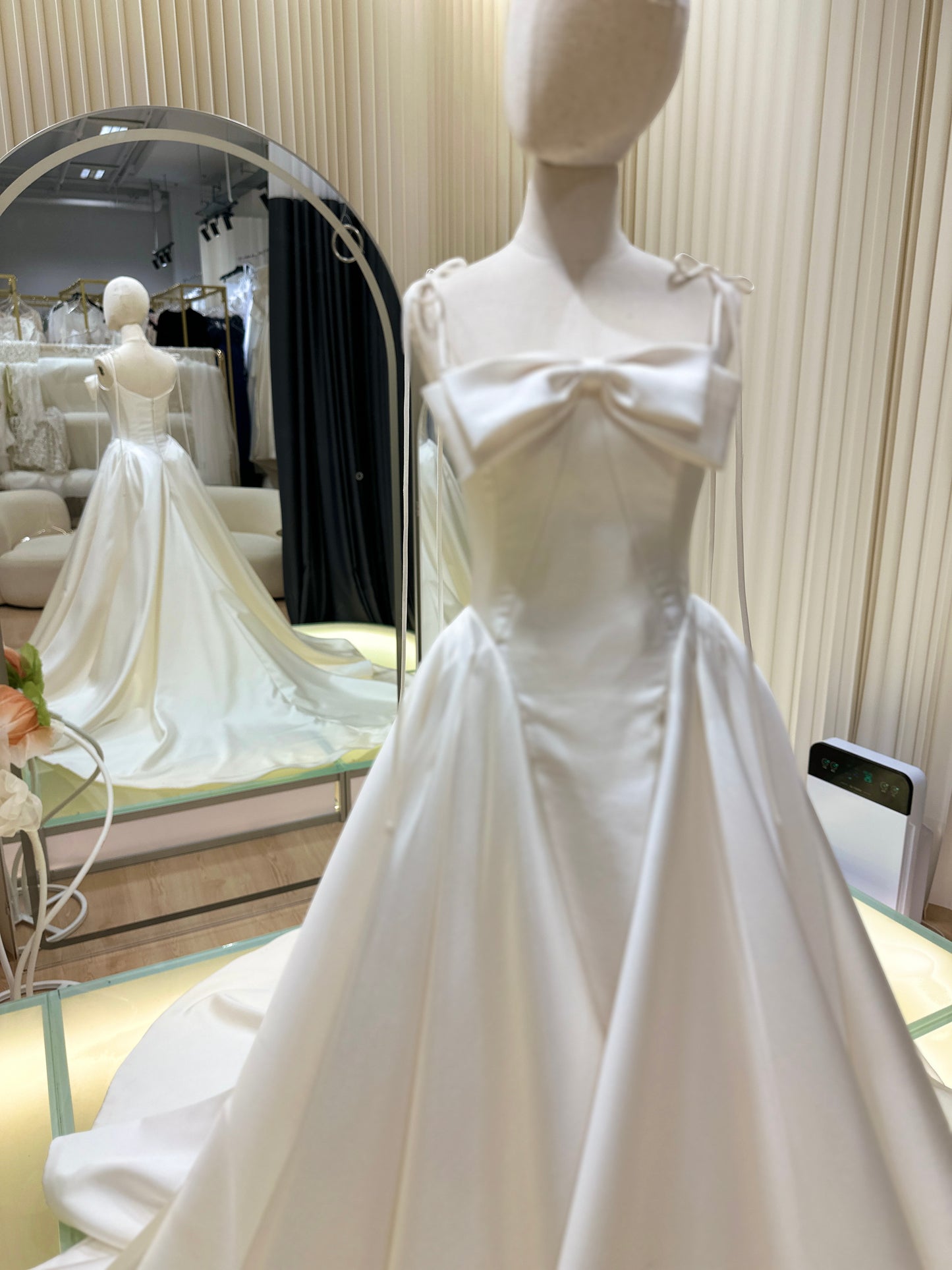 BG-WED-AME-10158 WEDDING GOWN LUX FABRIC PLAIN WITH BOW SIZE S BUST 82 WAIST 66