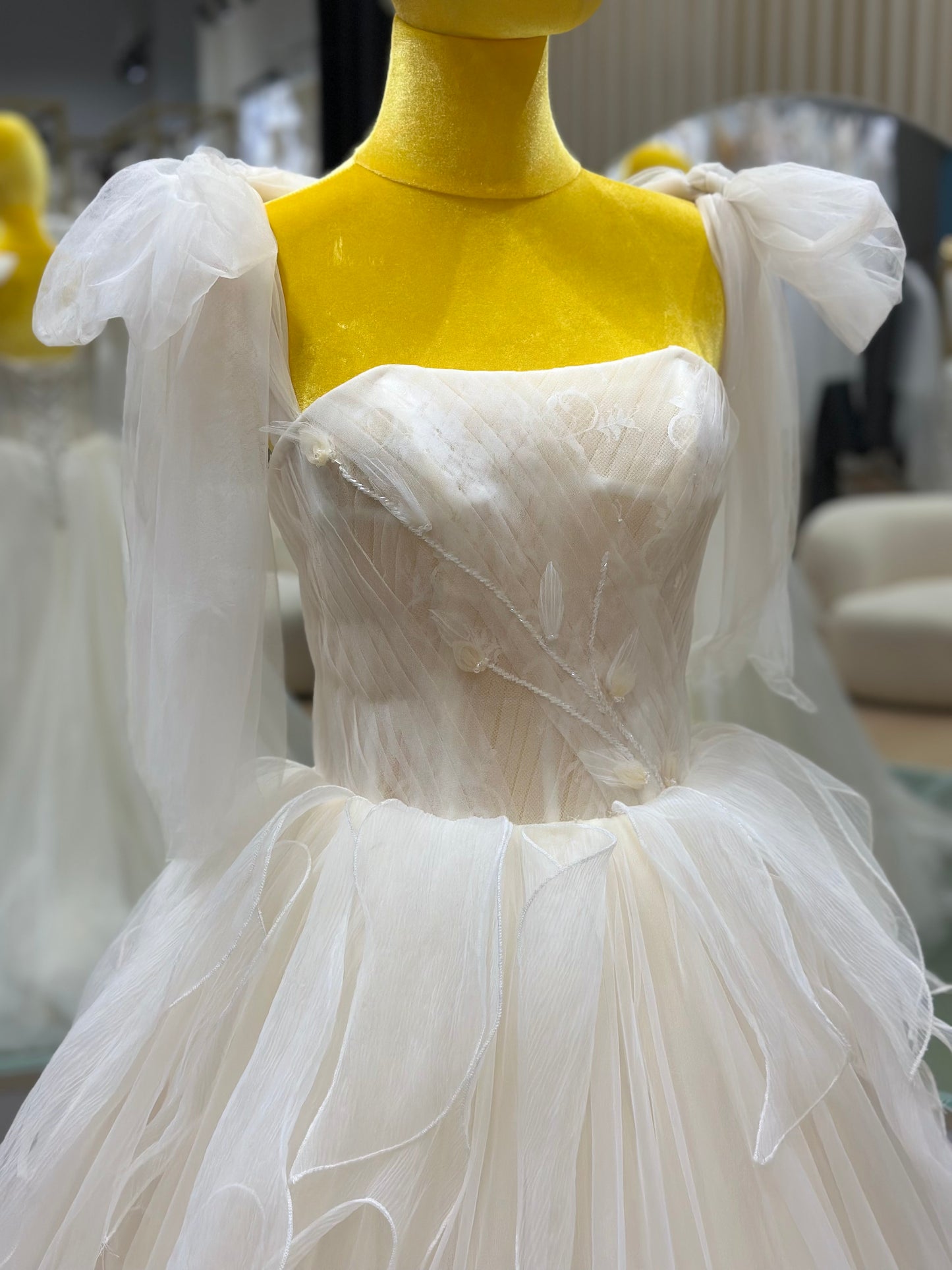 BG-WED-AME-10161 WEDDING GOWN LUX FABRIC HALF LACE WITH BEADS SIZE M-XL BUST 84-92 WAIST 68-76