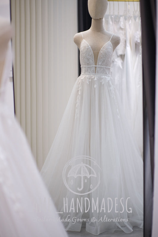 BG-WED-AME-10026 WEDDING GOWN PREMIUM FABRIC HALF LACE WITH BEADED SIZE S BUST 80-84 WAIST 64-66