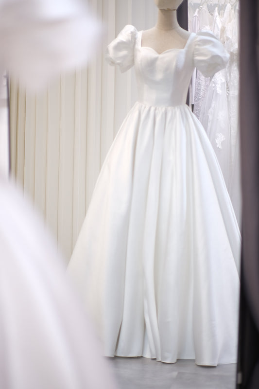 BG-WED-AME-10030 WEDDING GOWN LUX FABRIC PLAIN WITH PLATED SIZE S BUST 80-84 WAIST 66-68 HIPS 96