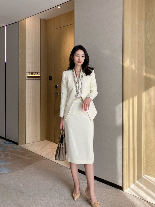 Off-White Elegant Fitted Jacket with Matching Skirt Chanel Style