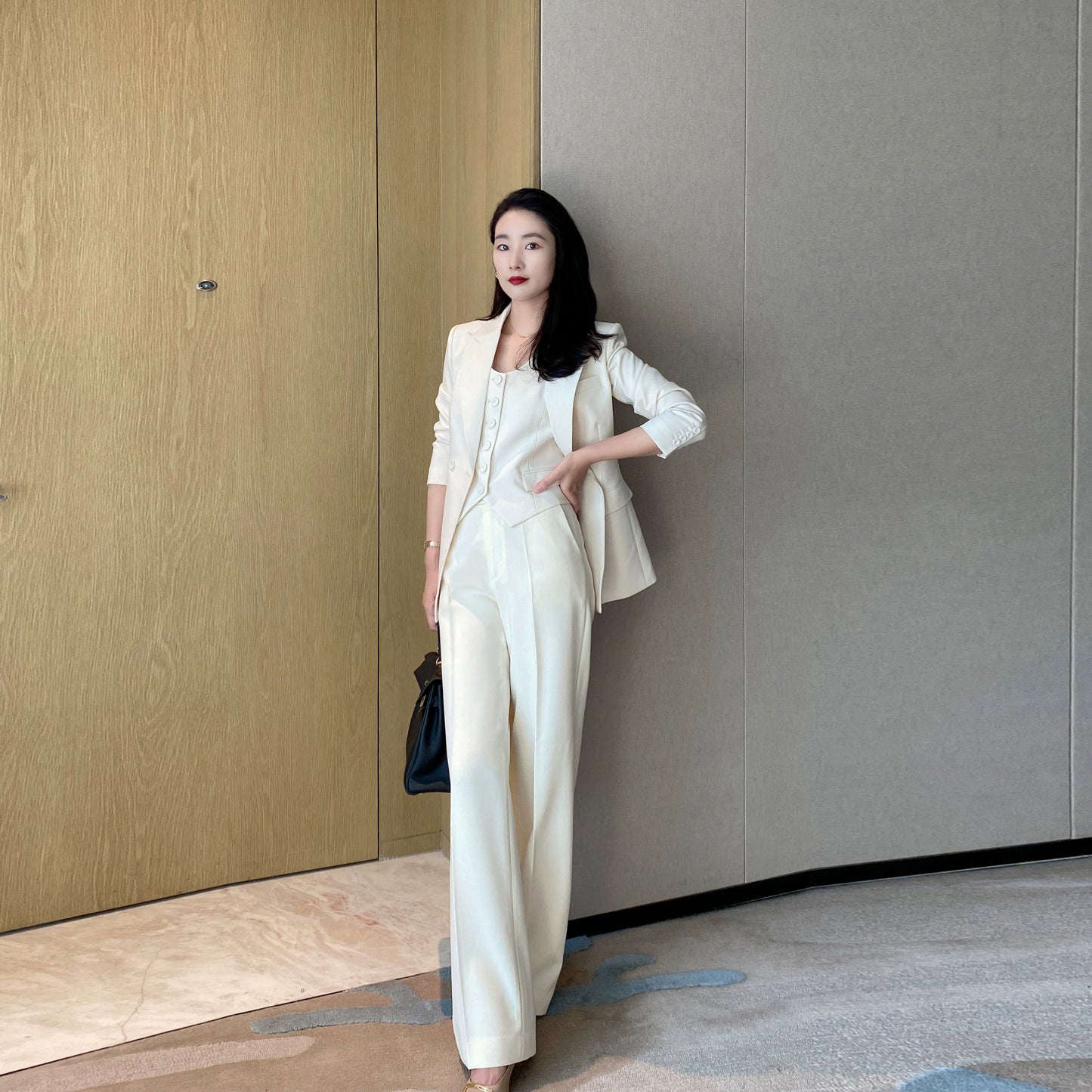 Elegant Off-White Slim-Fit 3-Piece Women's Suit Set for Professionals
