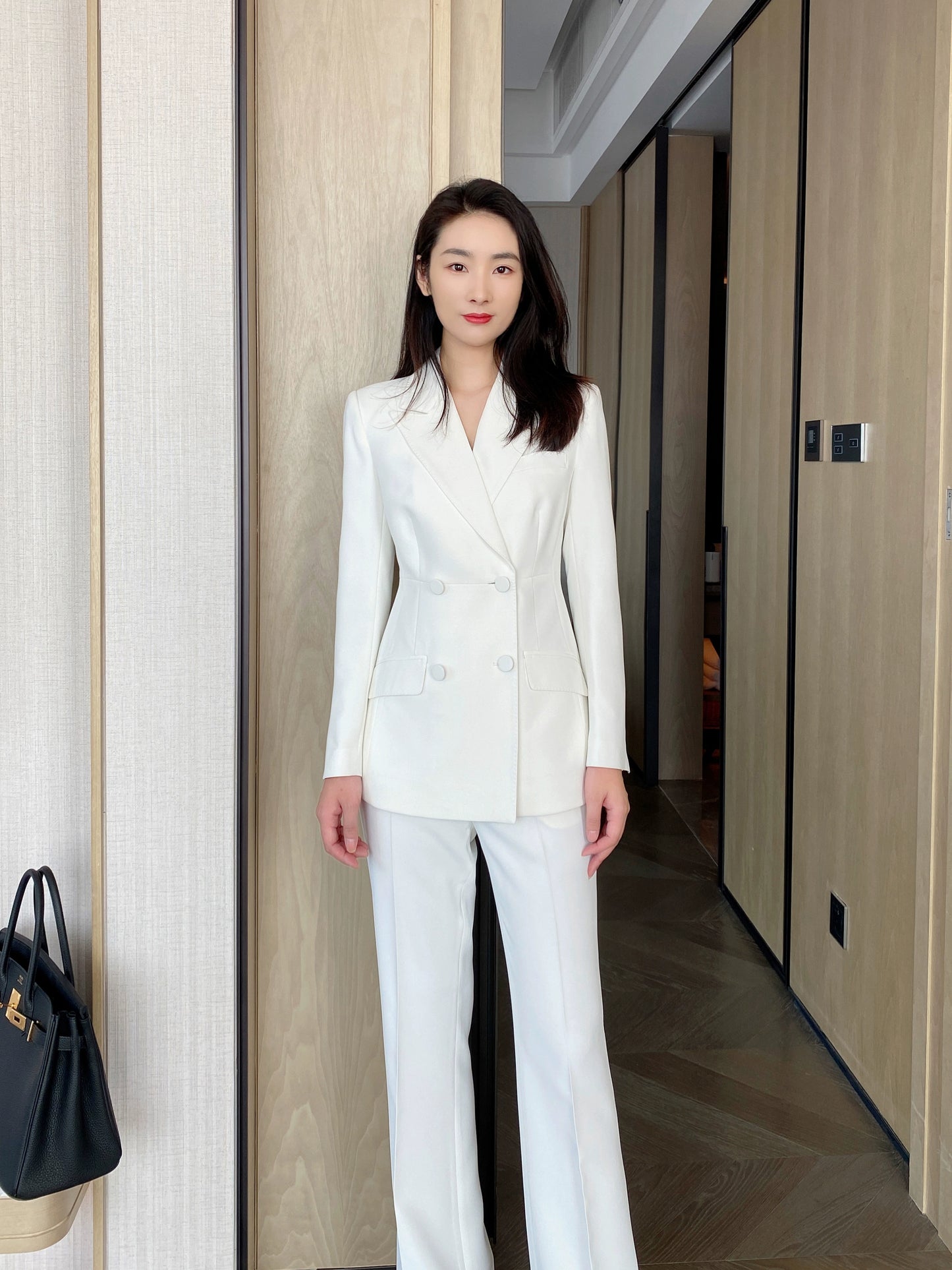 Elegant White Autumn Suit with Flared Trousers – Premium Office Wear