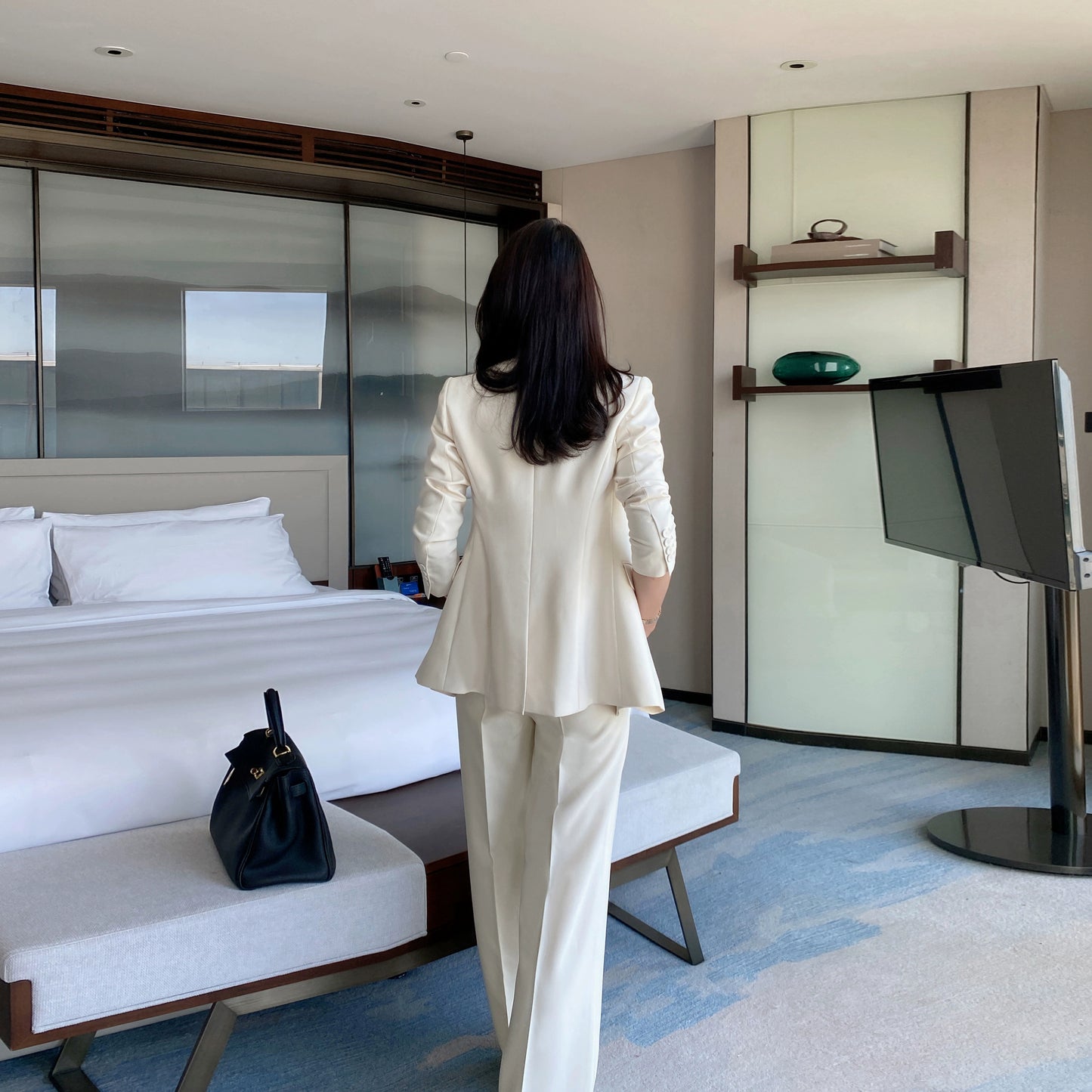 Elegant Off-White Slim-Fit 3-Piece Women's Suit Set for Professionals