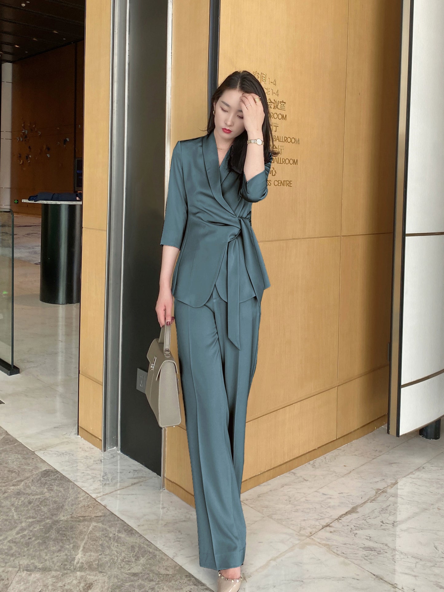 Elegant Green Fitted Classic Suit with Brace and Trousers