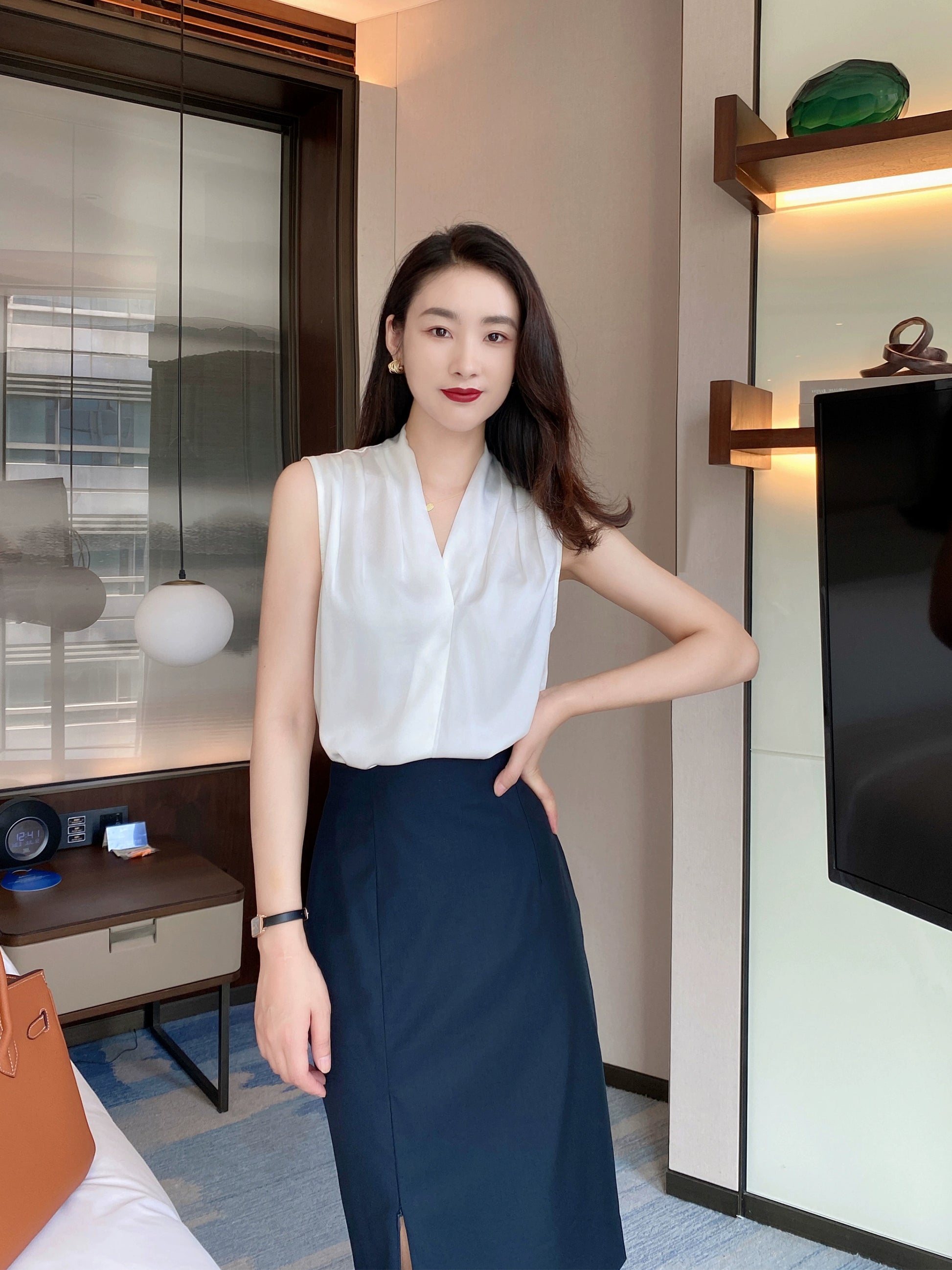 Autumn white sleeveless V-neck vest top for women