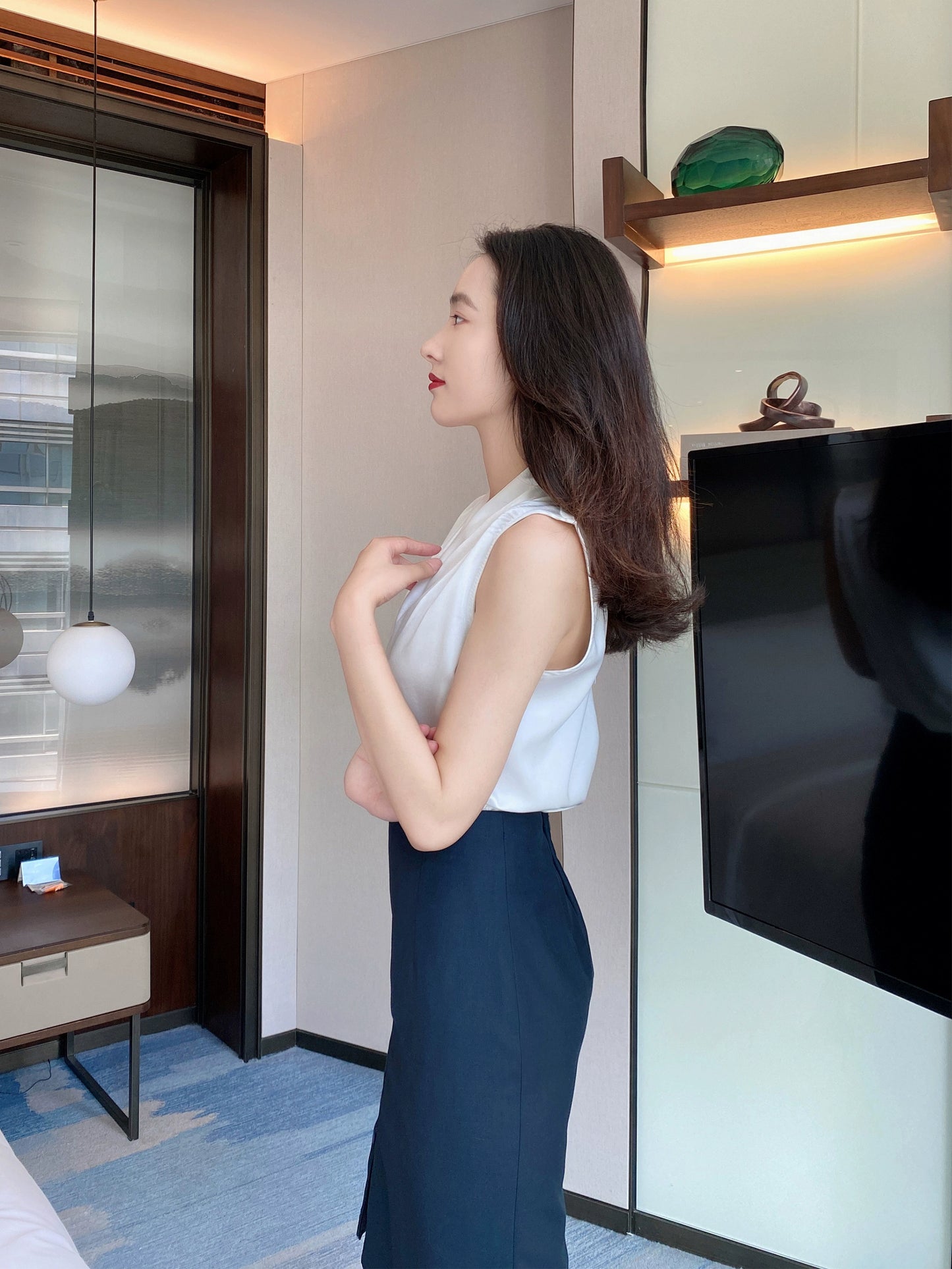 Autumn white sleeveless V-neck vest top for women