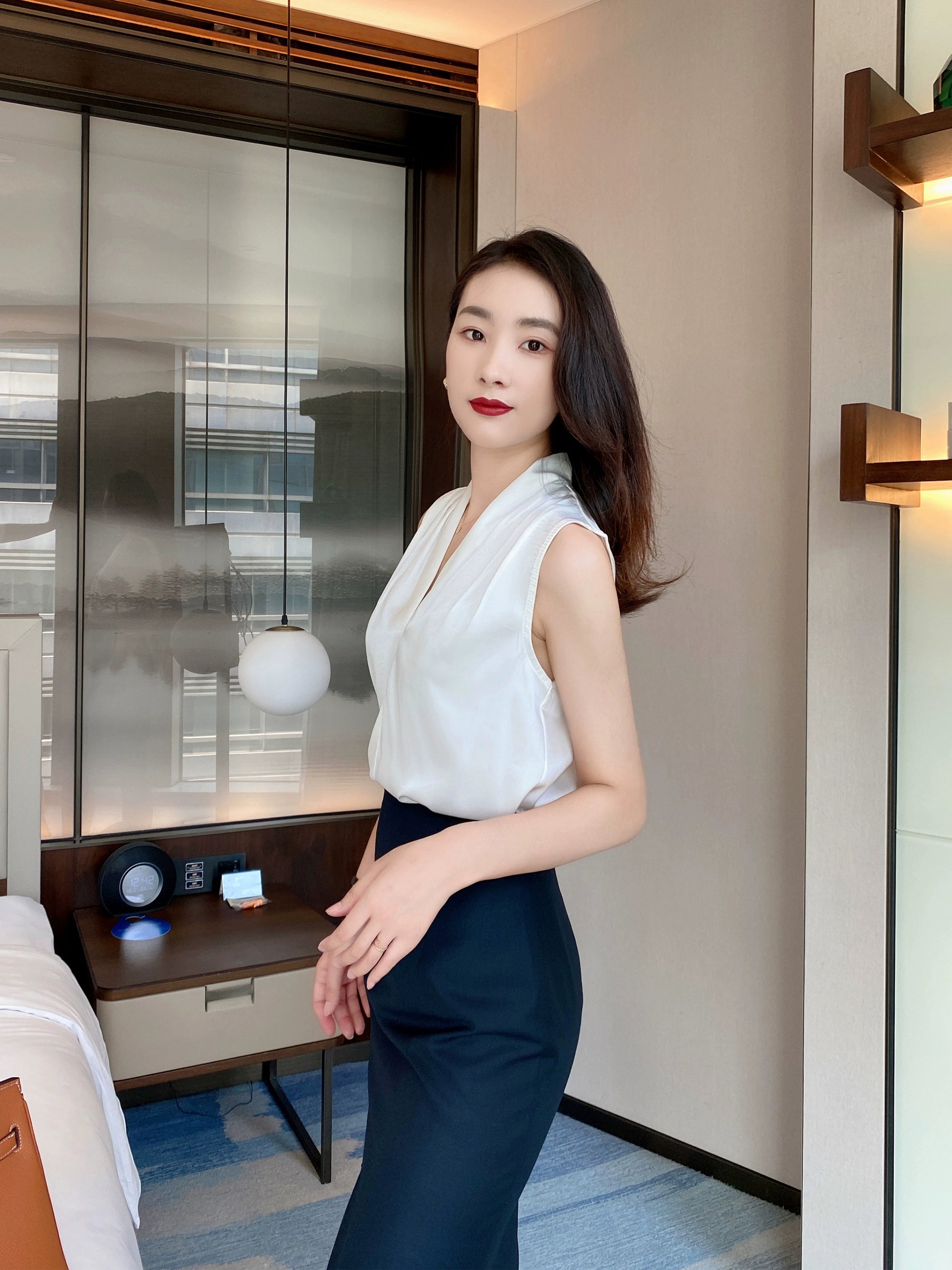 Autumn white sleeveless V-neck vest top for women