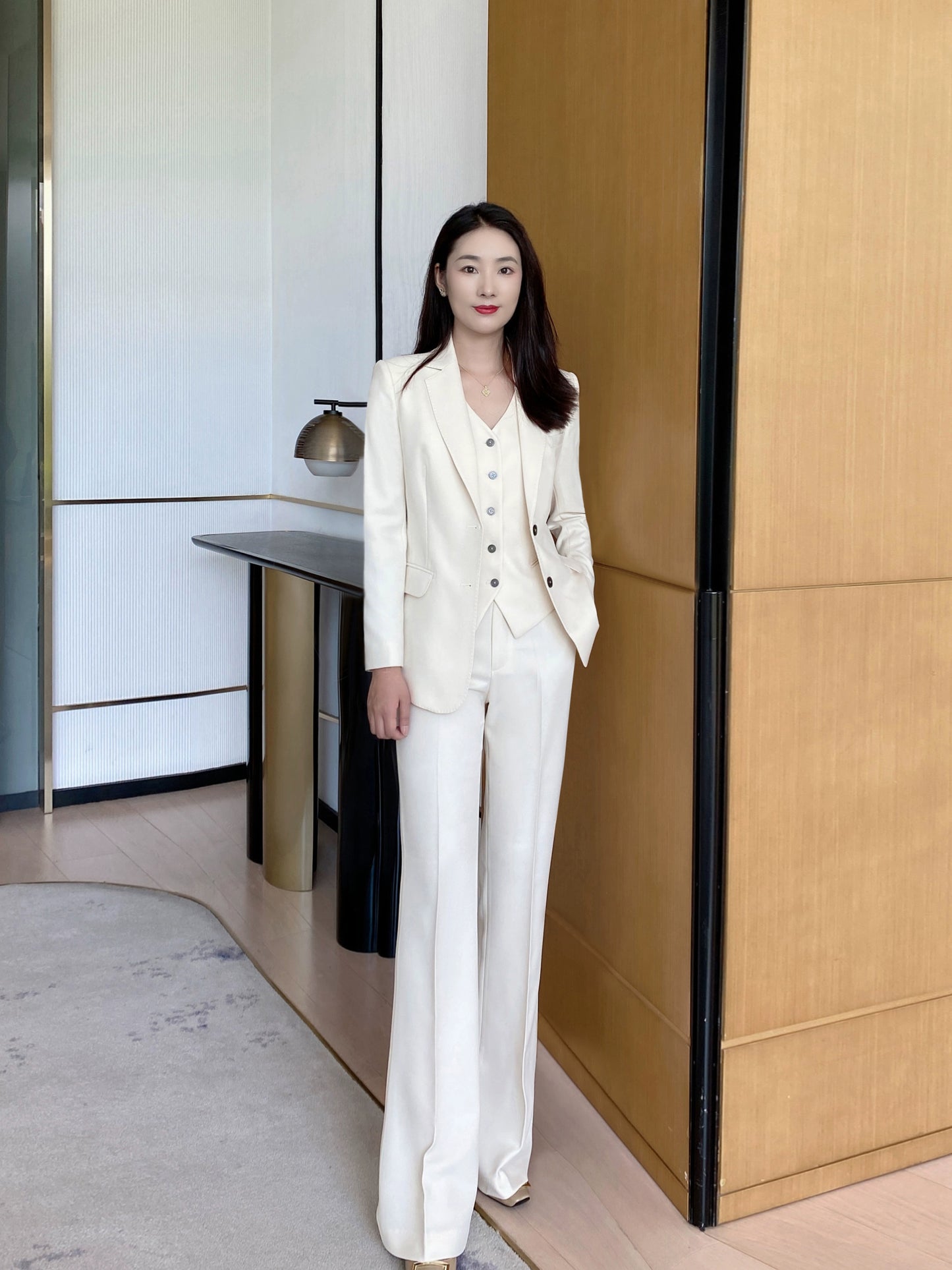 Elegant White Fitted Classic Suit Set for Women