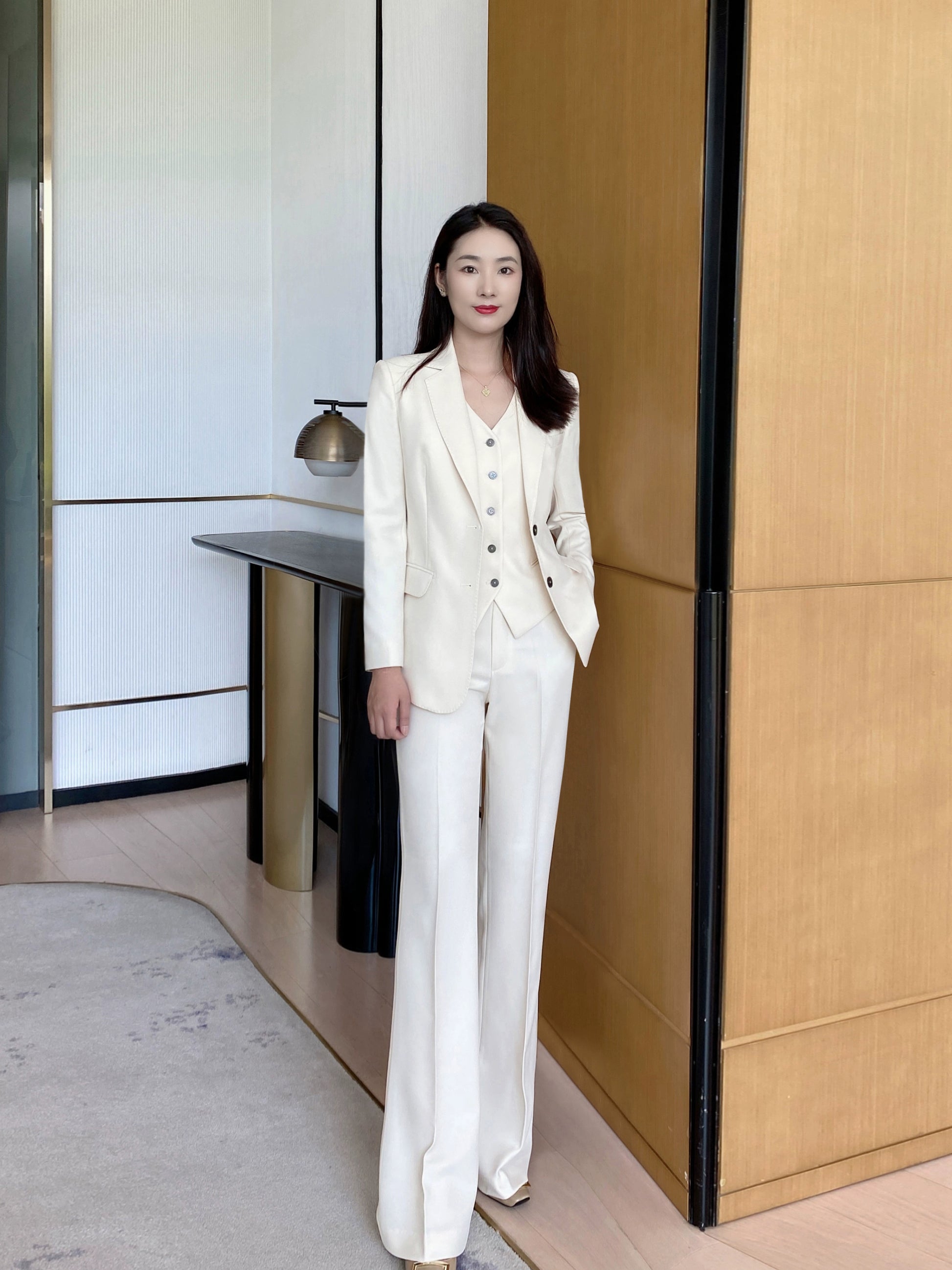 Elegant White Fitted Classic Suit Set for Women