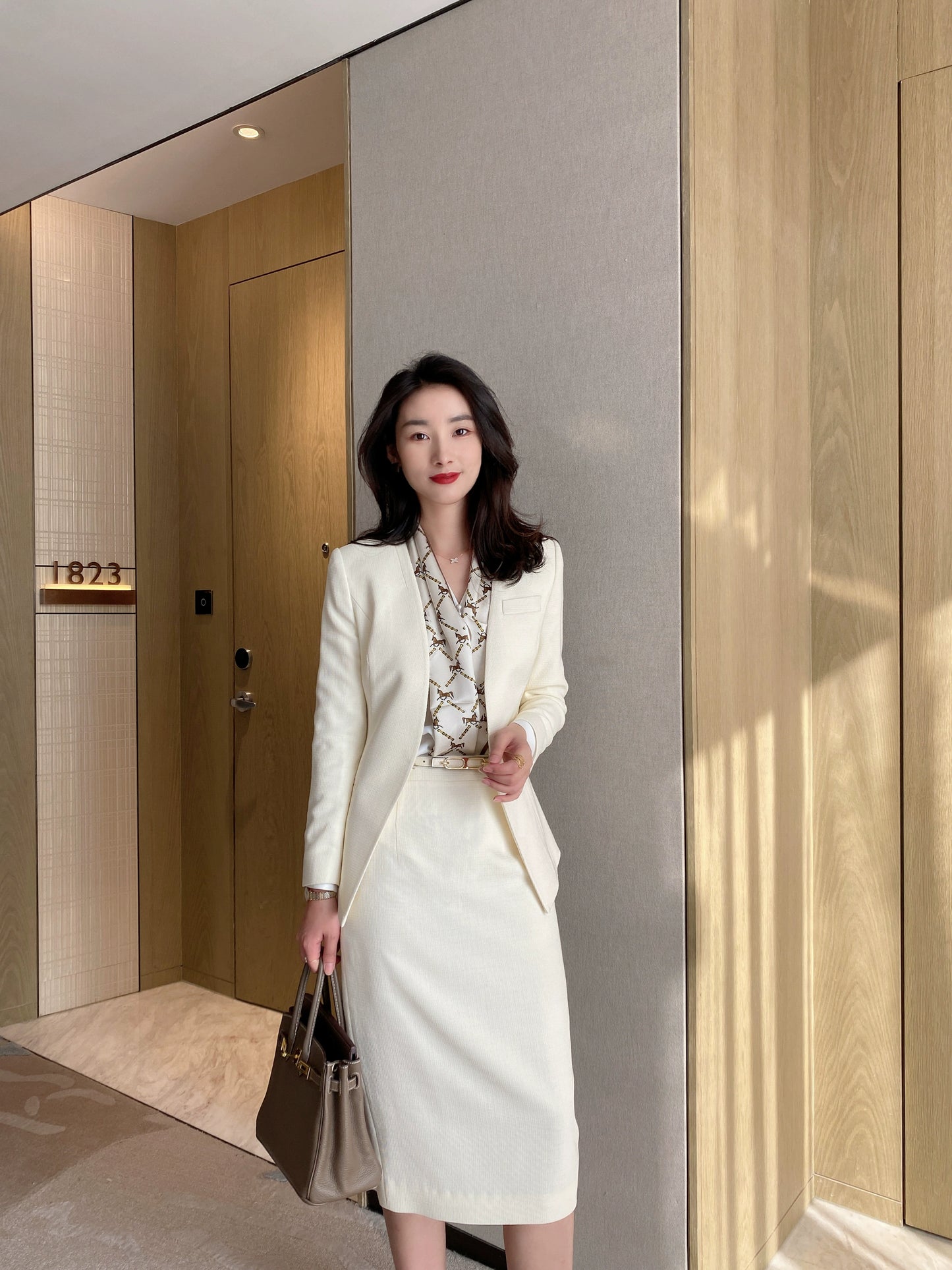 Off-White Elegant Fitted Jacket with Matching Skirt Chanel Style