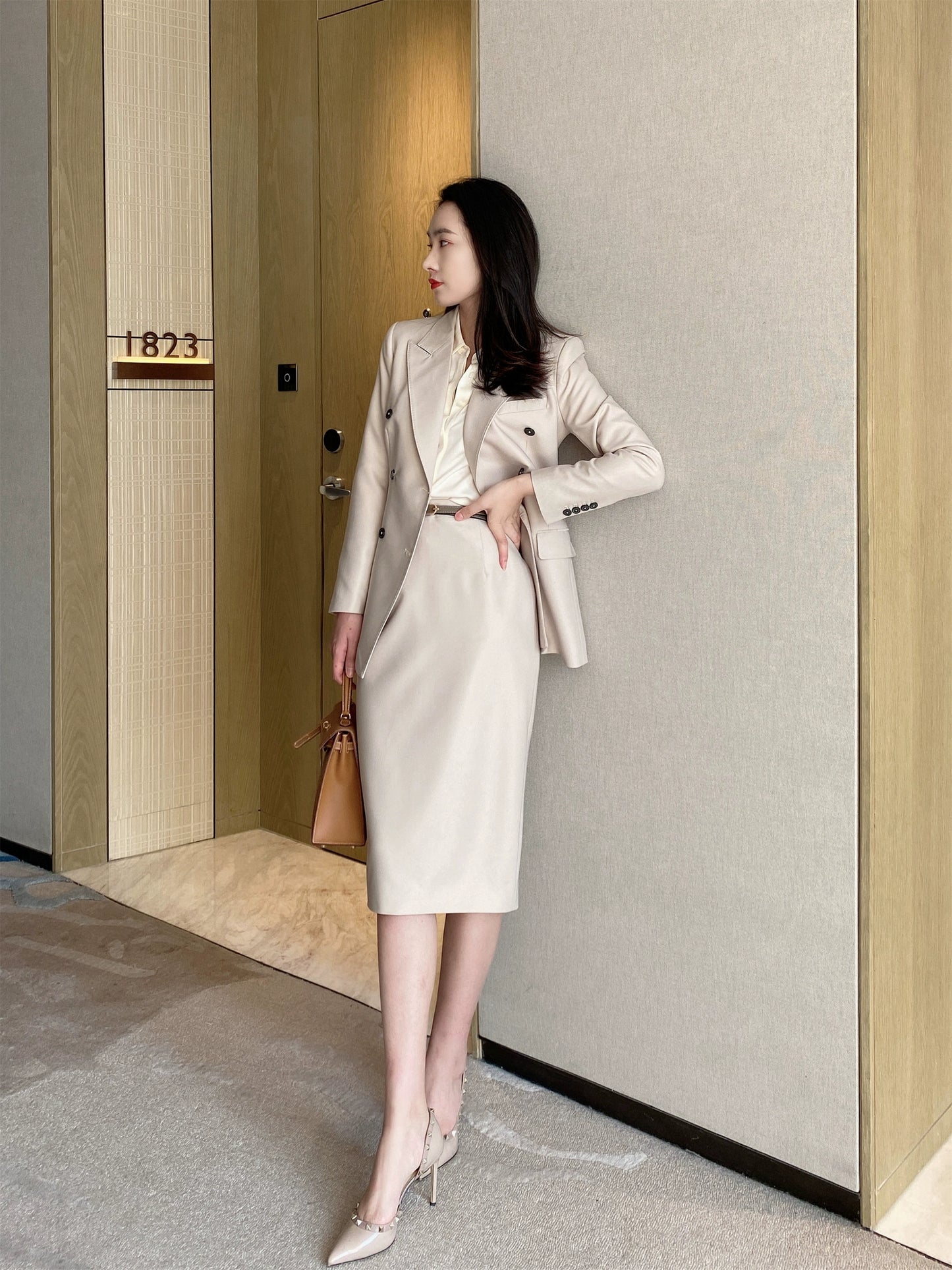 Elegant Autumn White Slim-Fit Jacket & Hip-Accented Skirt Set