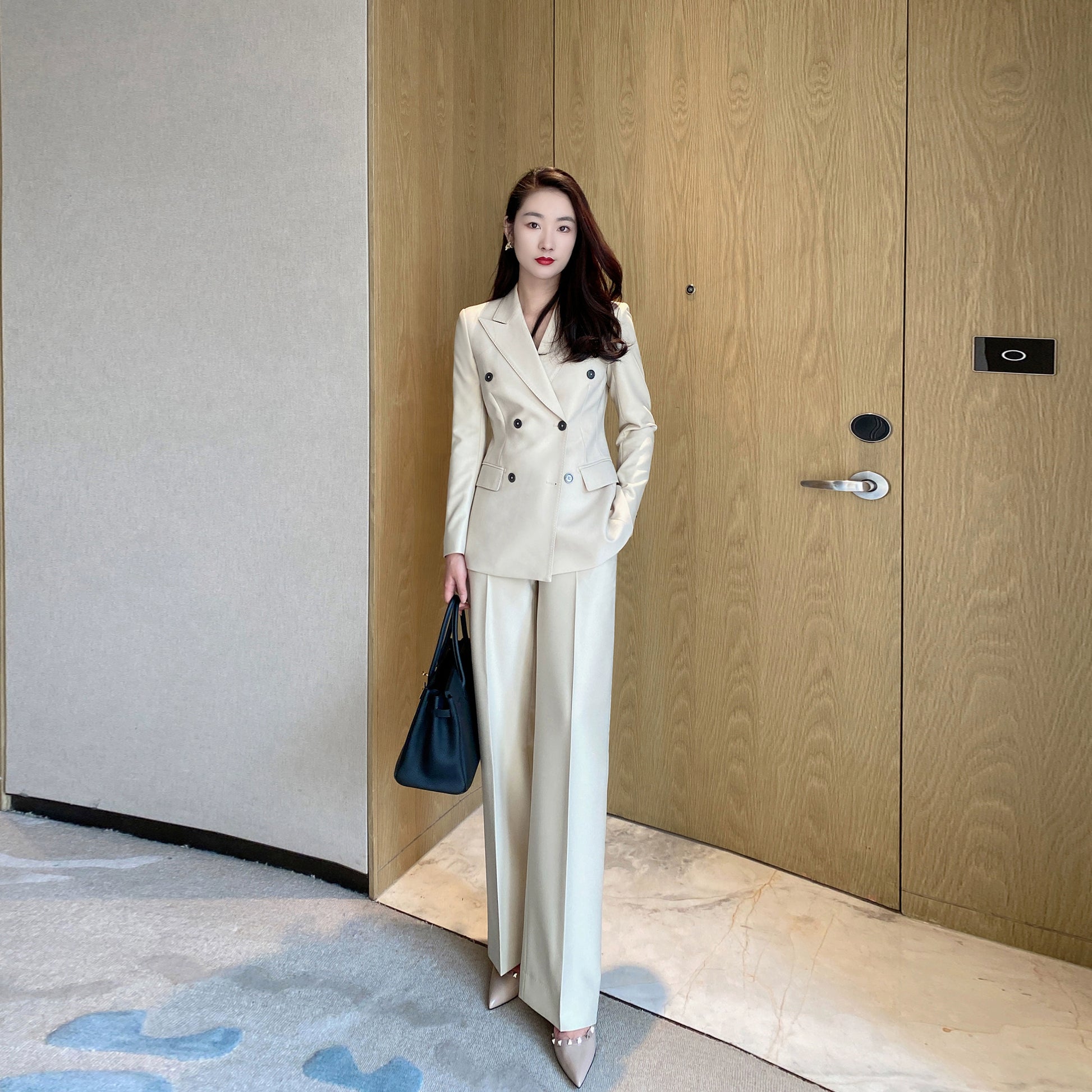 Off-White Classic Autumn Suit Set for Office – Loose Straight Fit
