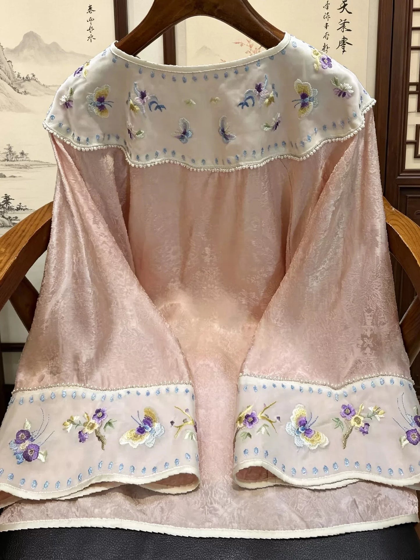 Vintage Women's Open-Front Cardigan with Heavy Embroidery and Cloud Collar