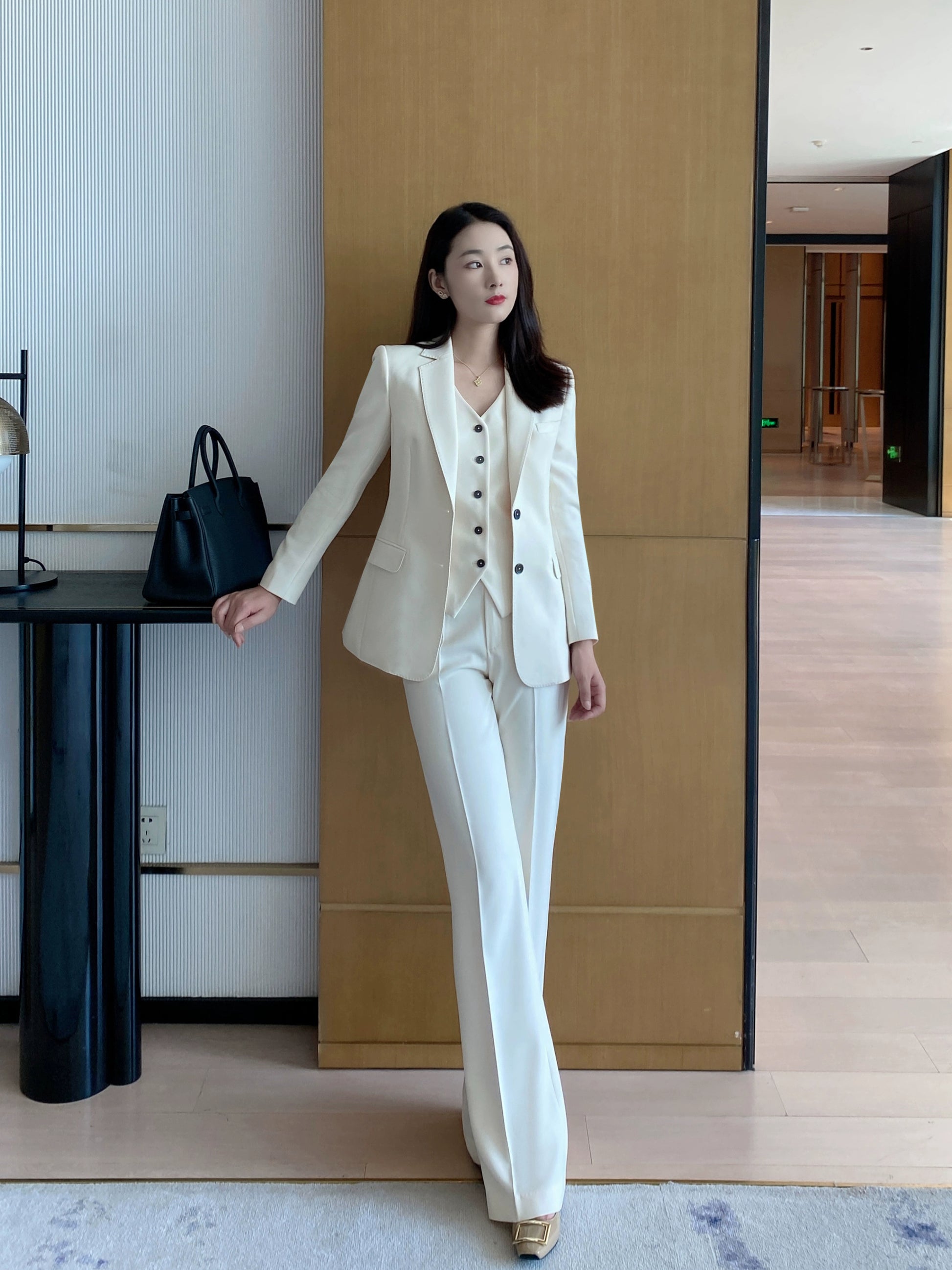 Elegant White Fitted Classic Suit Set for Women