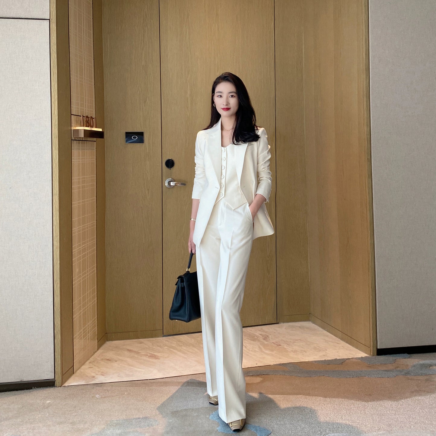 Elegant Off-White Slim-Fit 3-Piece Women's Suit Set for Professionals