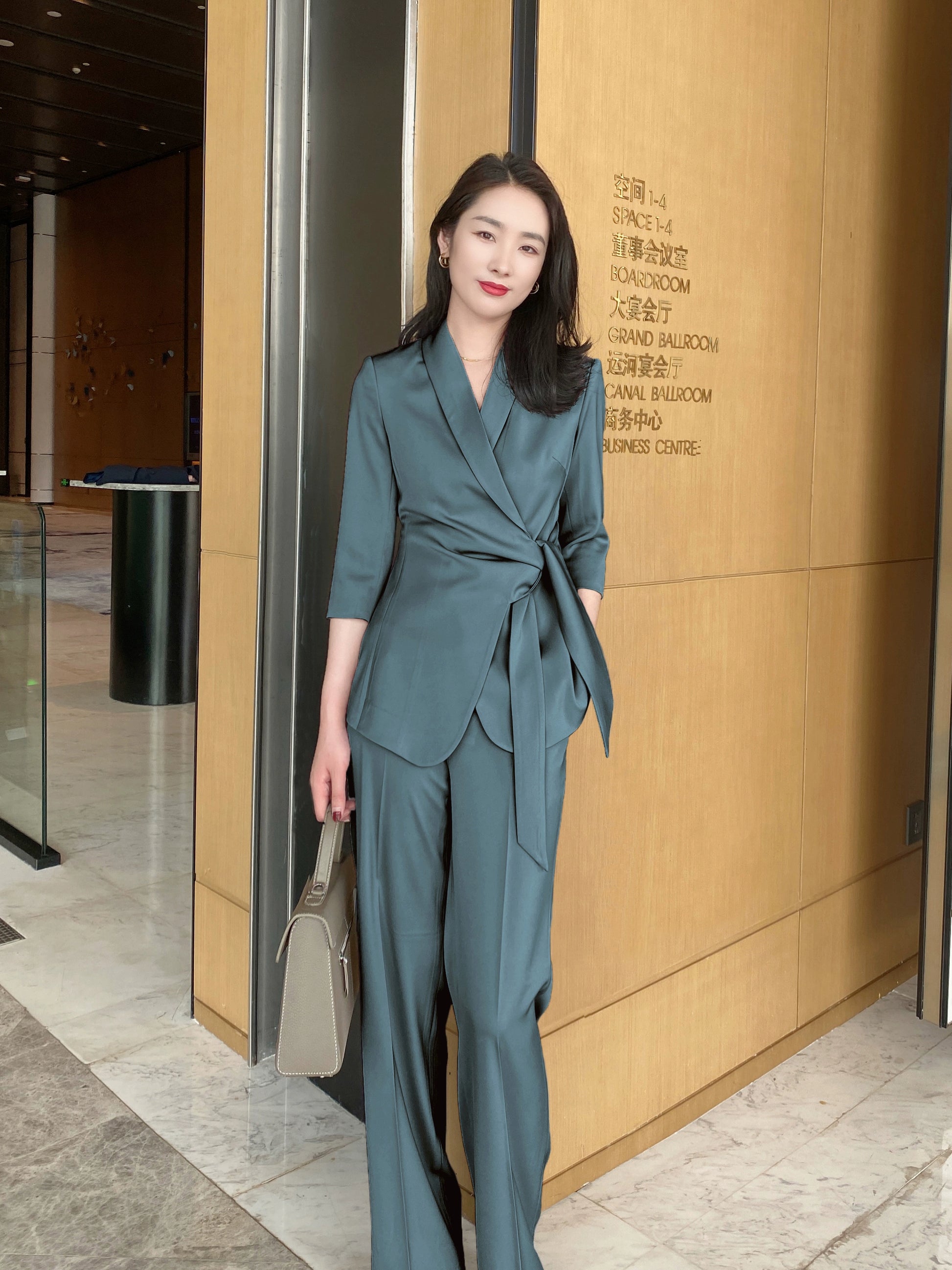 Elegant Green Fitted Classic Suit with Brace and Trousers