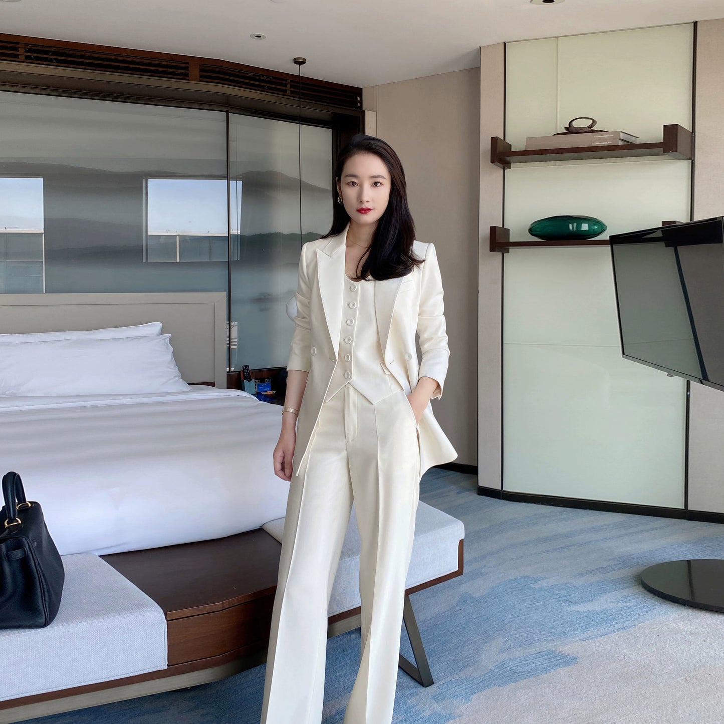 Elegant Off-White Slim-Fit 3-Piece Women's Suit Set for Professionals