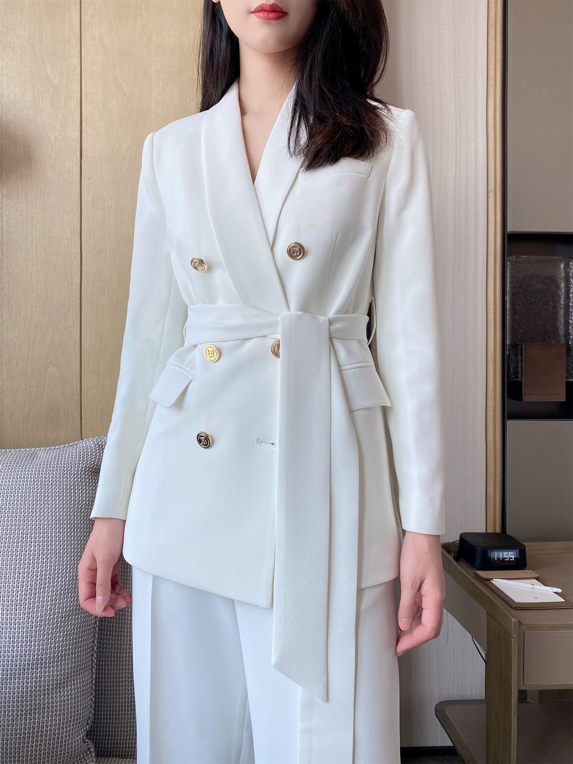 Elegant White Classic Suit Jacket and Trousers Set