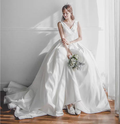 New satin main wedding dress big drag tail bride wedding dress V-neck fluffy princess dream brigade shoot Hepburn