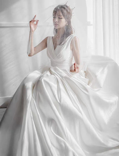 New satin main wedding dress big drag tail bride wedding dress V-neck fluffy princess dream brigade shoot Hepburn