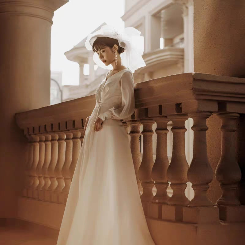 French light wedding dress 2020 new bride white satin simple retro Hepburn wind wedding dress small tail welcome yarn.