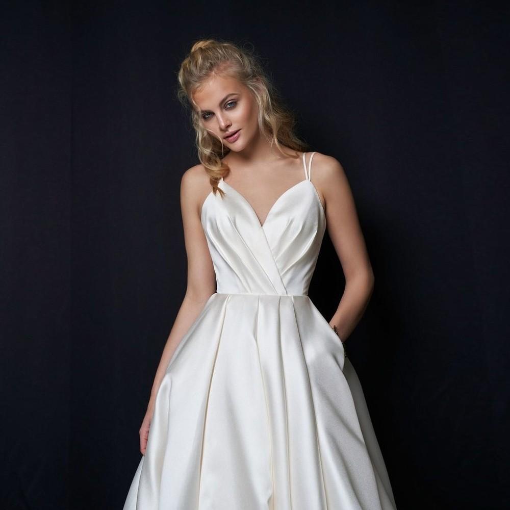 French satin wedding dress 2022 new skinny princess suspenders sen series super immortal travel shooting small tail wedding dress net red model