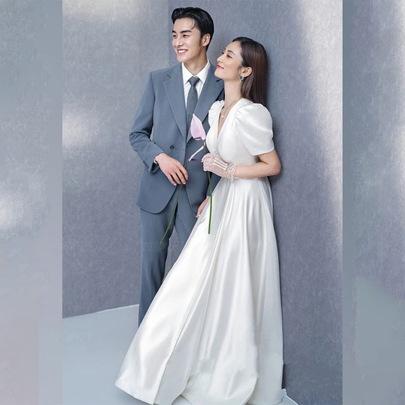 French satin light wedding dress new simple Hepburn wind bride out of the dress to slim V-neck show thin dress girl.