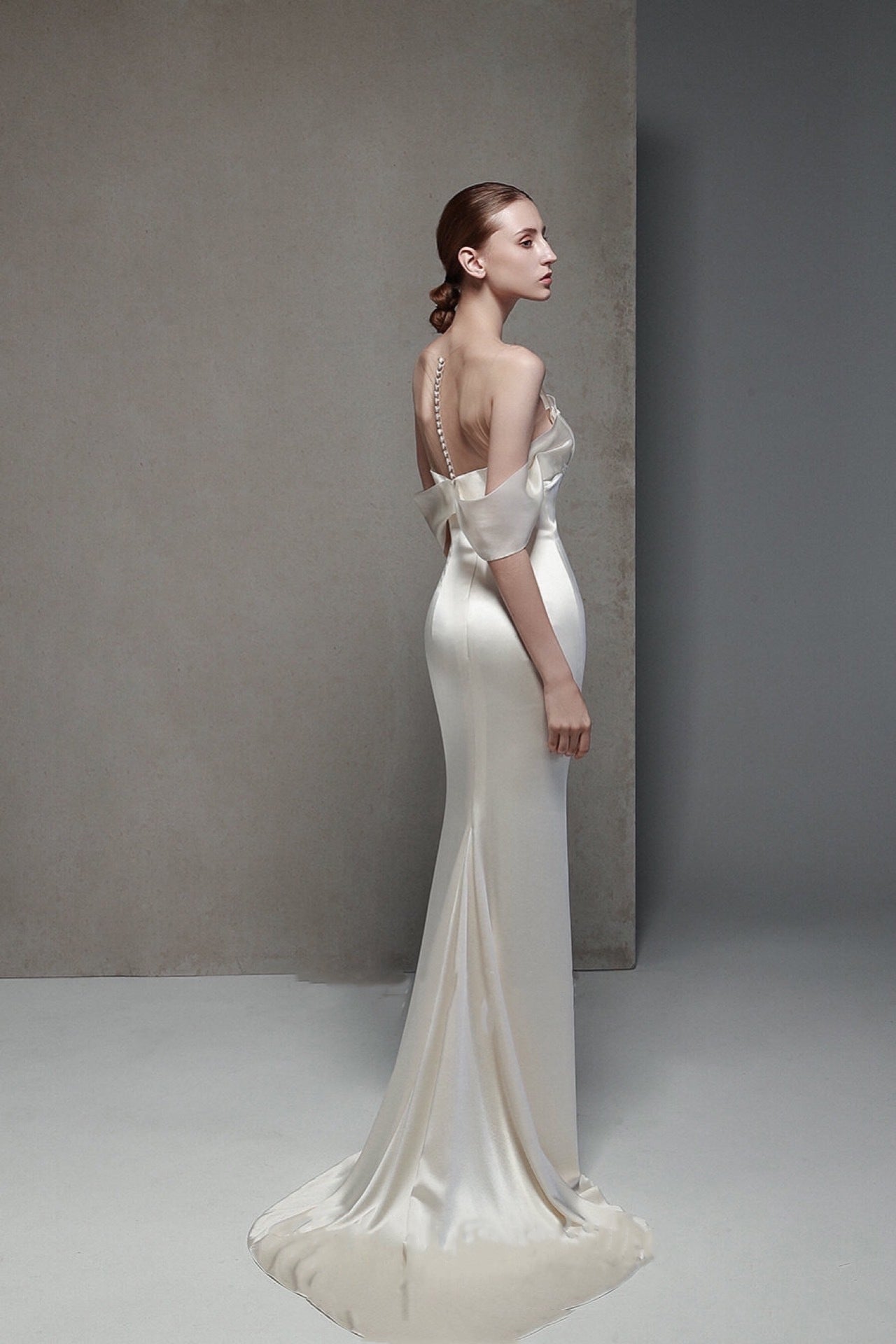 New one-word shoulder-to-shoulder beat light wedding dress body fishtail satin Elegant Welcome Bride Wedding Dress.