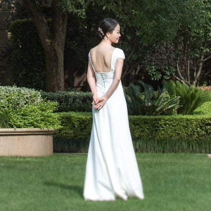 Lawn wedding light wedding dress outdoor French Europe and the United States deep V small drag simple light yarn out of the yarn fresh Sen line travel shoot.