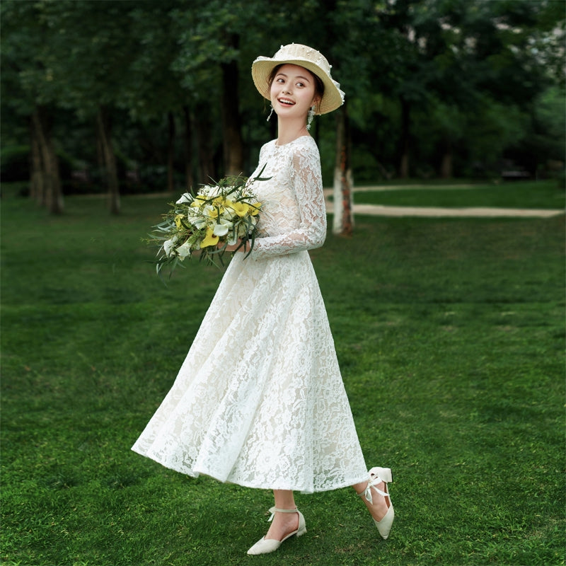 White Fairy: French travel shoot light wedding dress Sen is retro simple lace little bride wedding go out yarn.