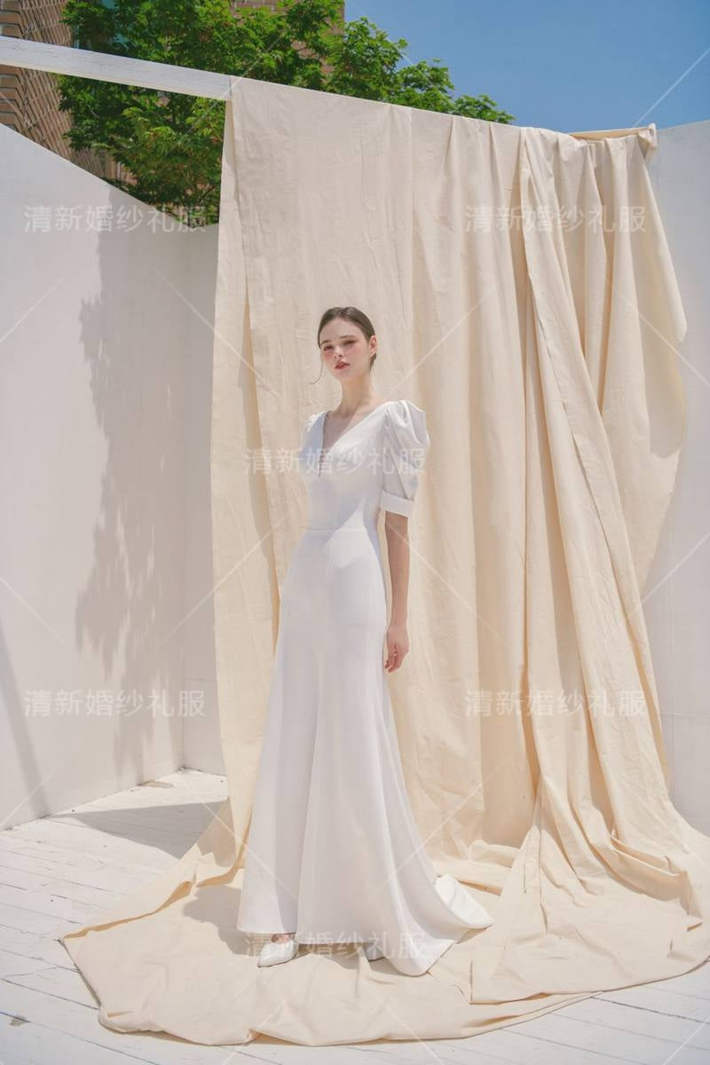 French light wedding dress travel shoot simple fashion sweet bride real honeymoon white dress banquet party activities.