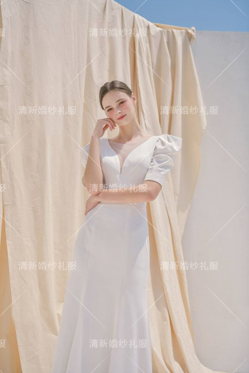 French light wedding dress travel shoot simple fashion sweet bride real honeymoon white dress banquet party activities.