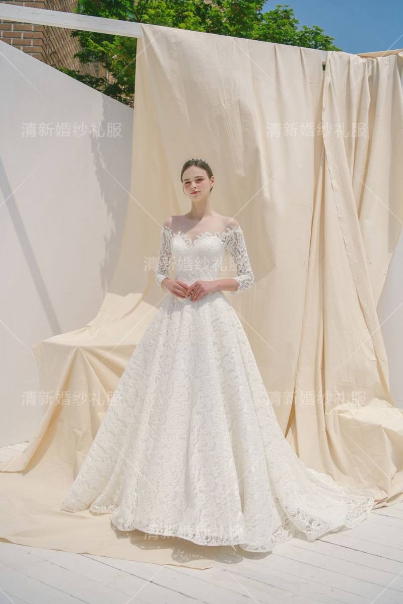 French elegant new royal style French lace long-sleeved princess bride tuxedo wedding dress lawn wedding.