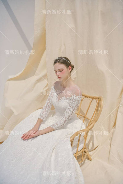 French elegant new royal style French lace long-sleeved princess bride tuxedo wedding dress lawn wedding.