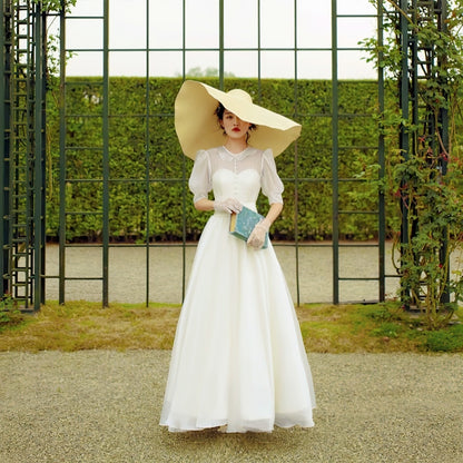 White Fairy: Travel light wedding dressnew Sen system retro simple French Hepburn bride go out yarn autumn.