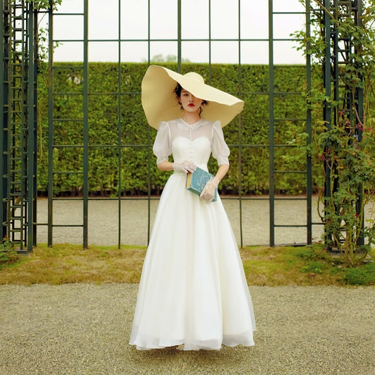White Fairy: Travel light wedding dressnew Sen system retro simple French Hepburn bride go out yarn autumn.